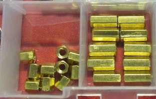 Goldfarbene Muttern in einer Sortierbox