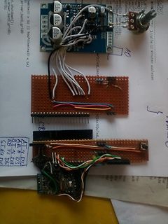 Elektronik-Prototyp mit Leiterplatten und Verdrahtung