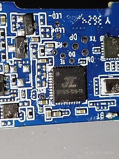 Nahaufnahme einer blauen Leiterplatte mit IC und SMD-Bauteilen