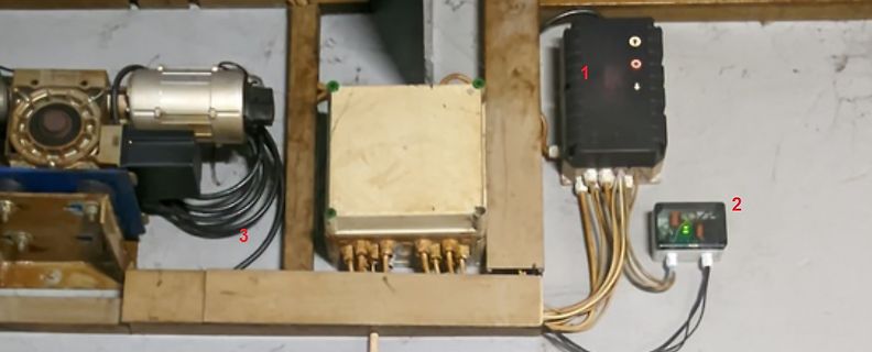 Elektronikaufbau mit nummerierten Komponenten