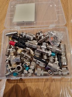 Sortiment an BNC-Steckverbindern in einer Kunststoffbox