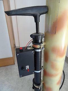 Elektronikgehäuse an einem Rohr montiert