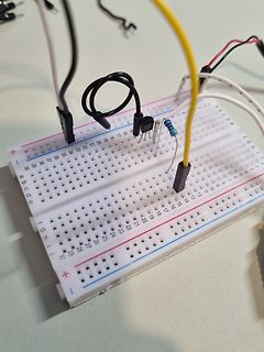 Aufbau auf einem Breadboard mit Bauteilen und Kabeln