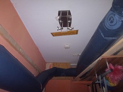 Blick nach oben zur Decke und einem Rohr