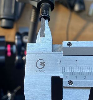 Messung eines Bauteils mit Messschieber