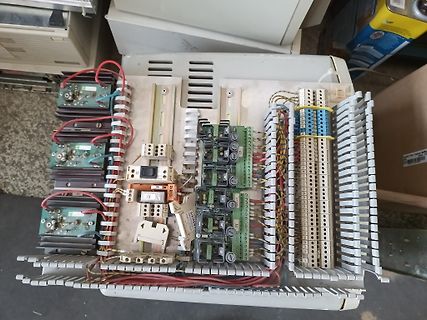 Verdrahtung einer elektrischen Steuerung in einem Gehäuse