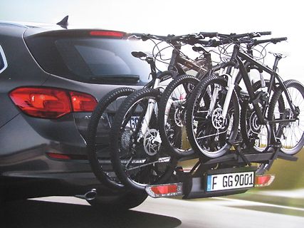 Auto mit Fahrradträger und Fahrrädern