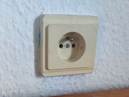 Steckdose an einer Wand
