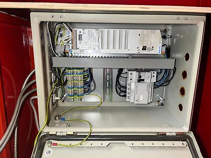 Offener Schaltschrank mit elektrischen Komponenten