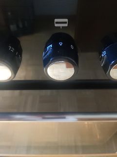 Nahaufnahme von Bedienknöpfen eines Elektrogeräts