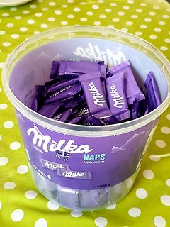 Eimer mit Milka Schokolade
