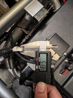 Messung eines Steckers mit digitalem Messschieber