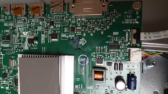 Nahaufnahme einer grünen Leiterplatte mit elektronischen Bauteilen