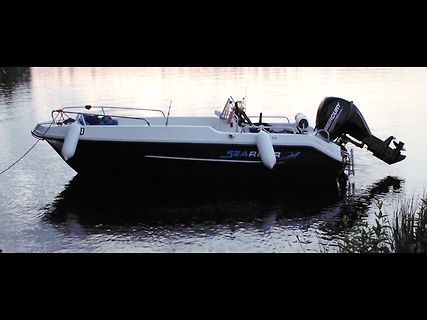 Motorboot auf dem Wasser