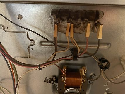 Innenansicht eines Geräts mit Verkabelung und Transformator