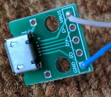 USB-Adapterplatine mit angelöteten Kabeln