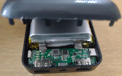 Innenansicht eines elektronischen Geräts mit Leiterplatte und Akku