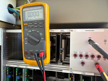 Multimeter Messung an Potentialverteiler
