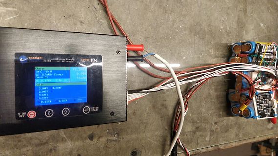 LiPo Balance Charger mit angeschlossenem Akku-Pack