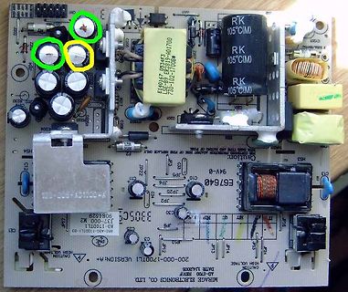Leiterplatte eines Netzteils mit markierten Elektrolytkondensatoren