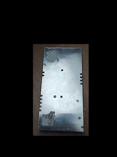 Metallgehäuse oder Metallplatte mit Aussparungen