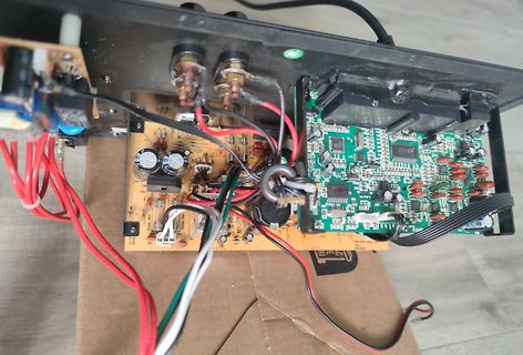 Innenansicht eines elektronischen Geräts mit Leiterplatten und Verkabelung