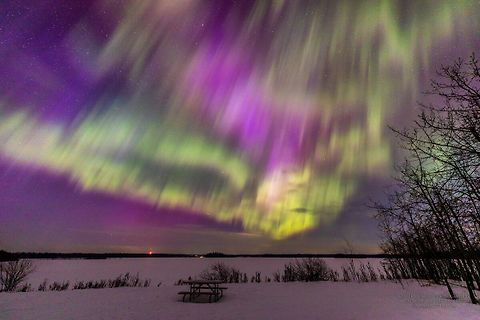 Polarlichter über verschneiter Landschaft