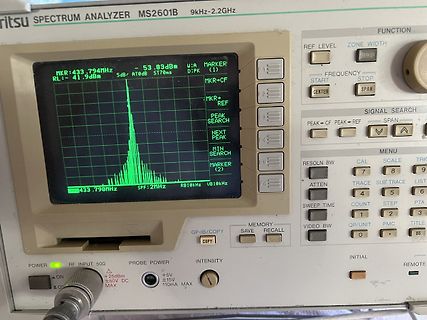 Spektrumanalysator mit Messwert auf Display
