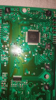 Foto einer grünen Leiterplatte mit Mikrocontroller