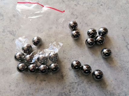 Metallkugeln in und neben einem Plastikbeutel