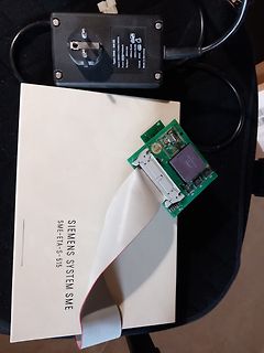 Netzteil, Handbuch und Leiterplatte mit Flachbandkabel