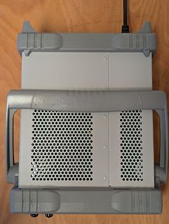 Graues Kunststoffgehäuse eines elektronischen Geräts