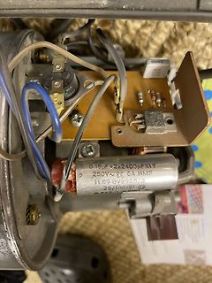 Innenansicht eines Elektromotors mit Leiterplatte und Kondensator