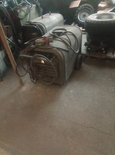 Zwei Metalltanks und ein Reifen in einer Werkstatt