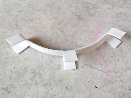Weißes Kunststoffteil mit Montageflanschen