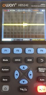 Handheld-Oszilloskop mit Signal auf Display