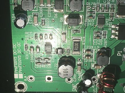 Nahaufnahme einer Leiterplatte mit elektronischen Bauteilen