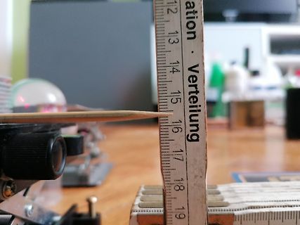 Nahaufnahme eines Lineals neben einem Bauteil