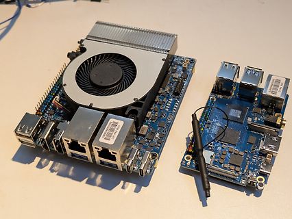 Zwei Leiterplatten mit CPU-Kühler und Antenne