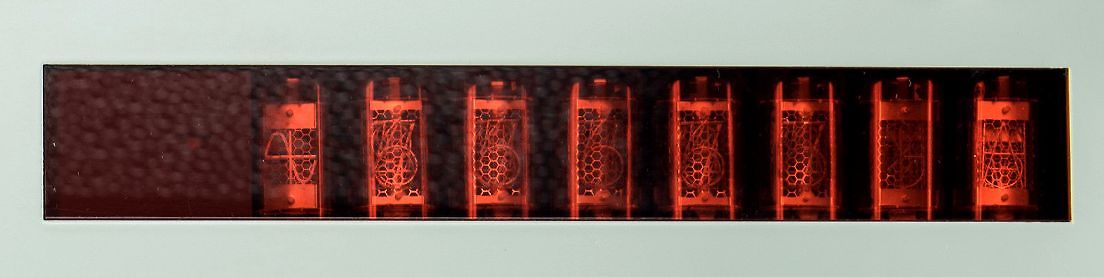 Reihe von acht leuchtenden Bauteilen