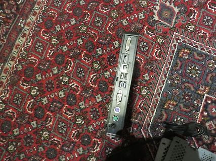 Rückansicht eines Computer-Gehäuses mit Anschlüssen
