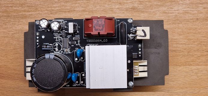 Foto einer Leiterplatte mit elektronischen Bauteilen