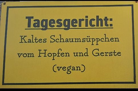 Schild mit Tagesgericht-Ankündigung