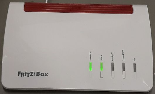 FRITZ!Box Router mit leuchtenden LEDs