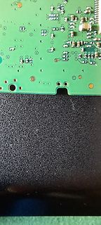 Nahaufnahme einer grünen Leiterplatte mit SMD-Bauteilen
