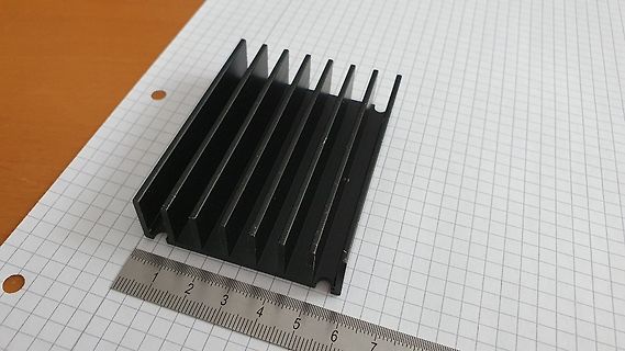 Schwarzer Kühlkörper mit Lineal