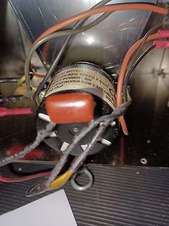 Elektromotor mit Verkabelung und Kondensator