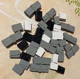 Haufen grauer und schwarzer Kunststoffstecker