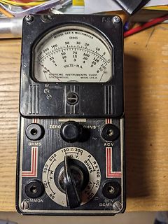 Analoges Multimeter auf Holztisch