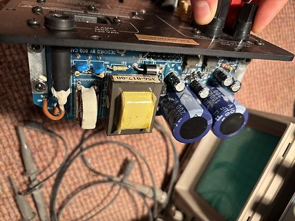 Innenansicht einer Leiterplatte mit Transformator und Elektrolytkondensatoren